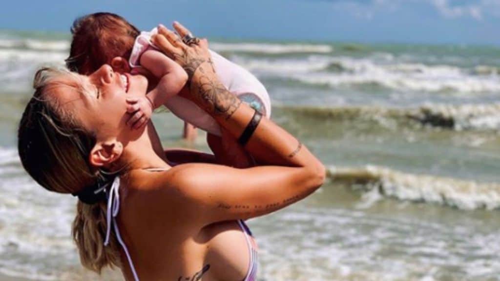 silvia provvedi al mare con la figlia Nicole