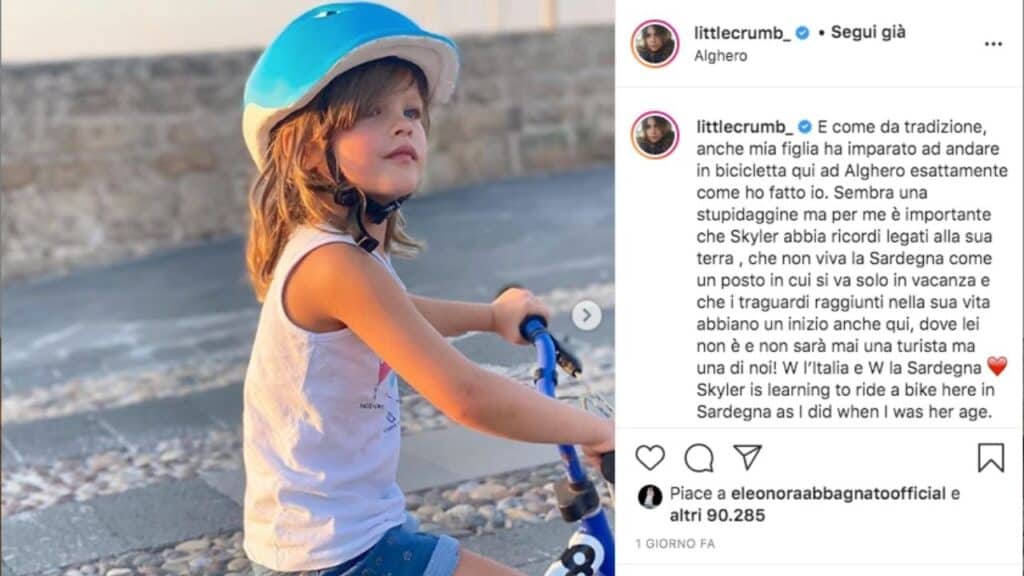 skyler eva, la figlia di elisabetta canalis, in bicicletta