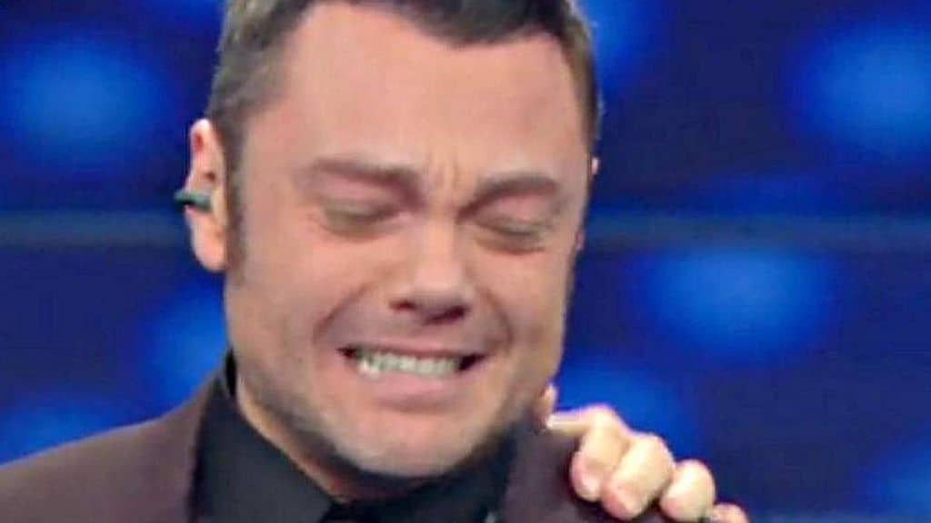 Tiziano Ferro che piange