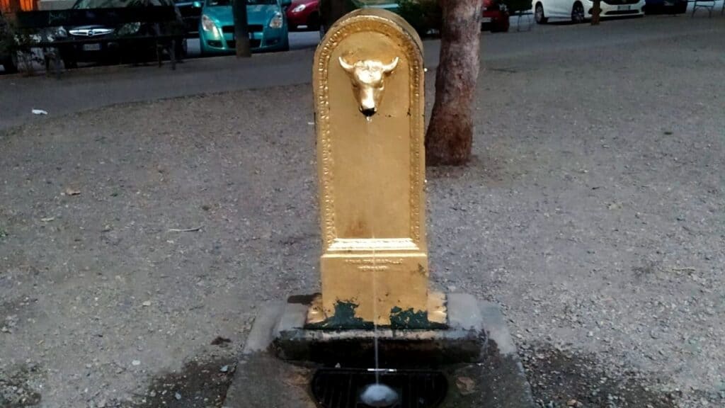 ToroT, toret, fontanella pubblica d'oro
