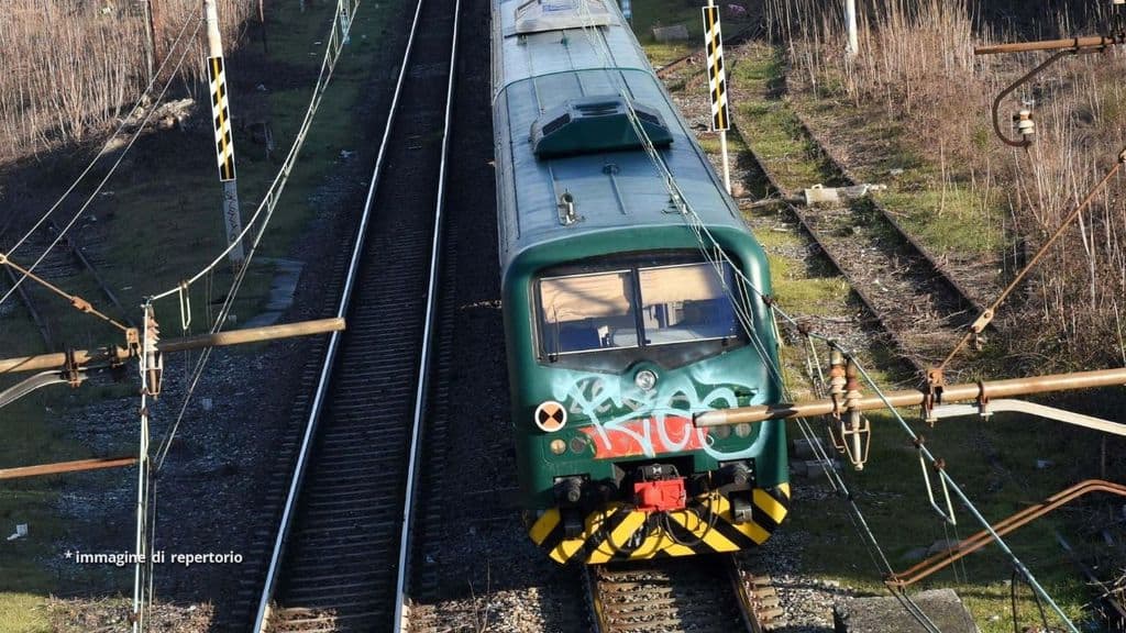 Un treno di Trenitalia sui binari