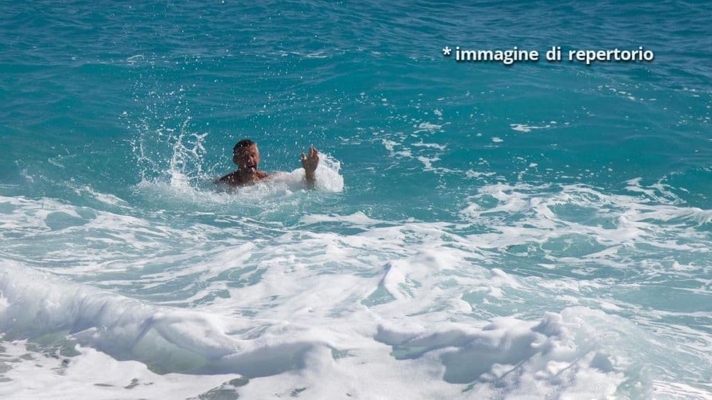 uomo annega spiaggia