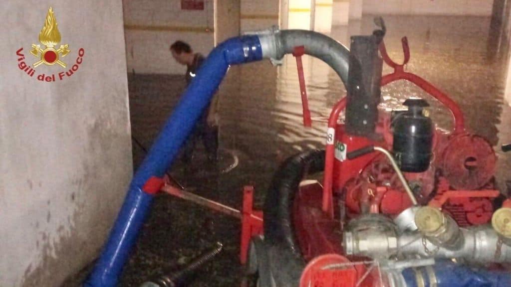 vigili del fuoco al lavoro per prosciugare un allagamento