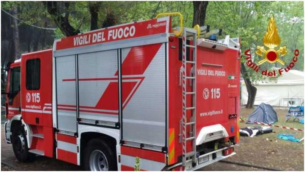 Vigili del fuoco in primo piano, dietro si intravede la tenda