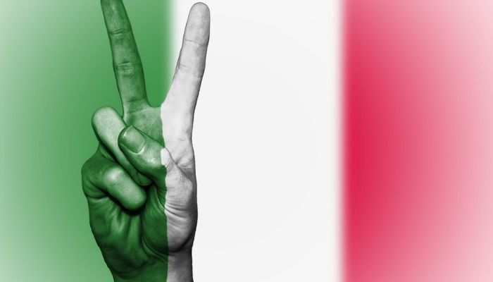 Dita a V su bandiera italiana
