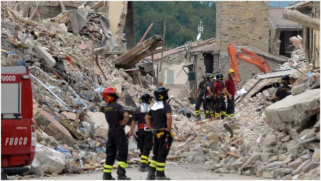 Amatrice, crolli e vigili del fuoco al lavoro