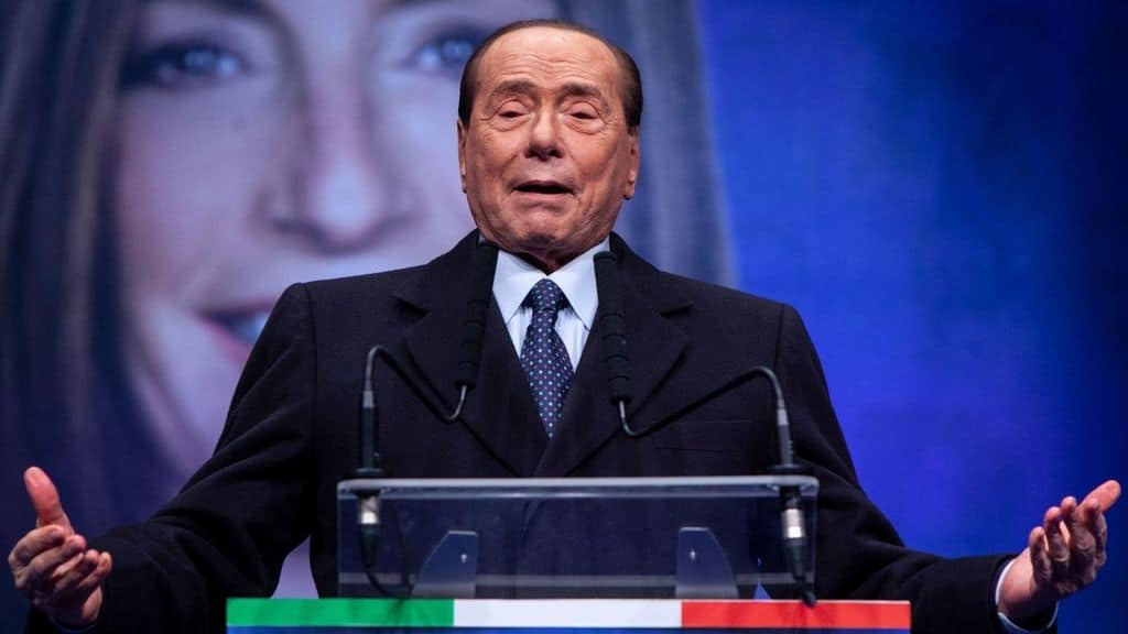 berlusconi parla in un comizio