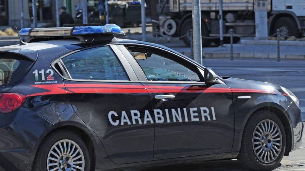 auto dei carabinieri in strada