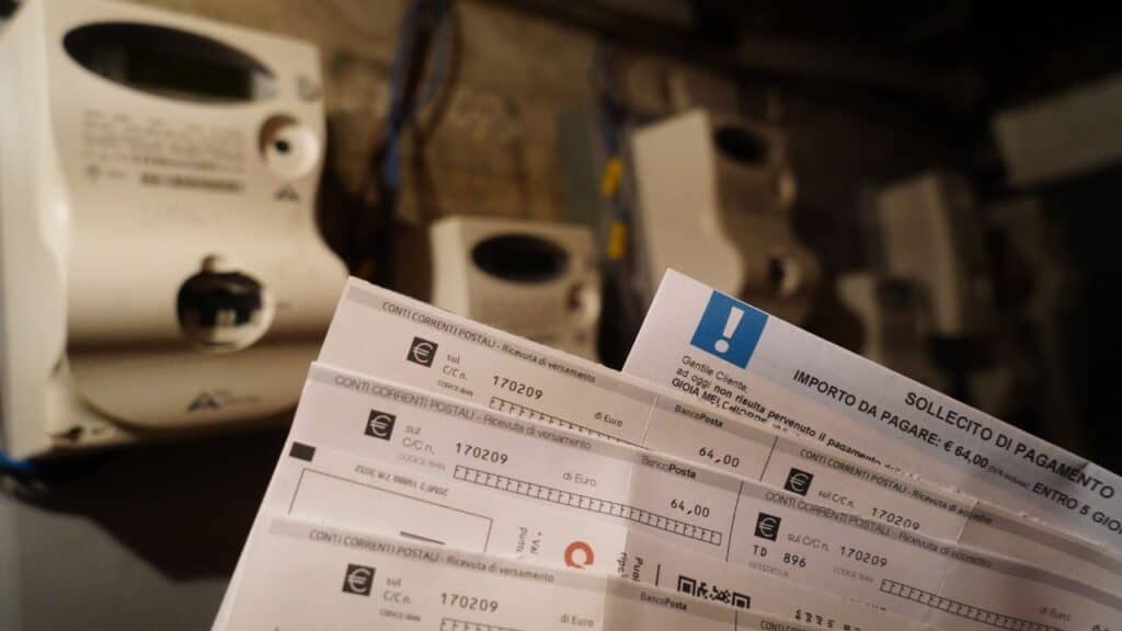 Bollette, pesanti aumenti per luce e gas: quanto si pagherà in più a ottobre Bollette, pesanti aumenti per luce e gas: quanto si pagherà in più a ottobre
