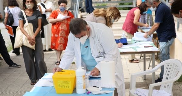 medico fa i test per il coronavirus