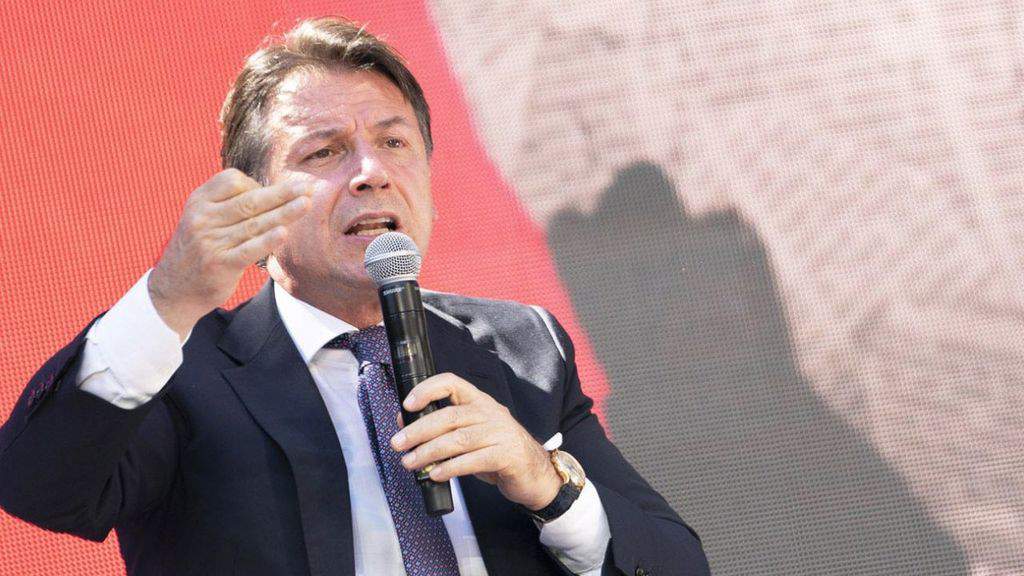 Il Premier Conte che parla durante un comizio