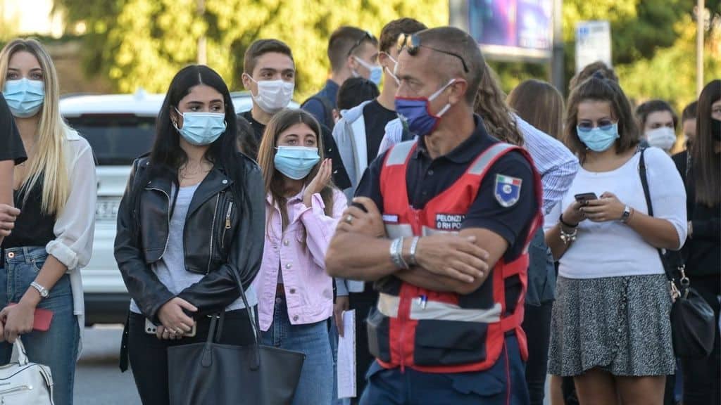 Studenti indossano la mascherina per il Coronavirus all'aperto