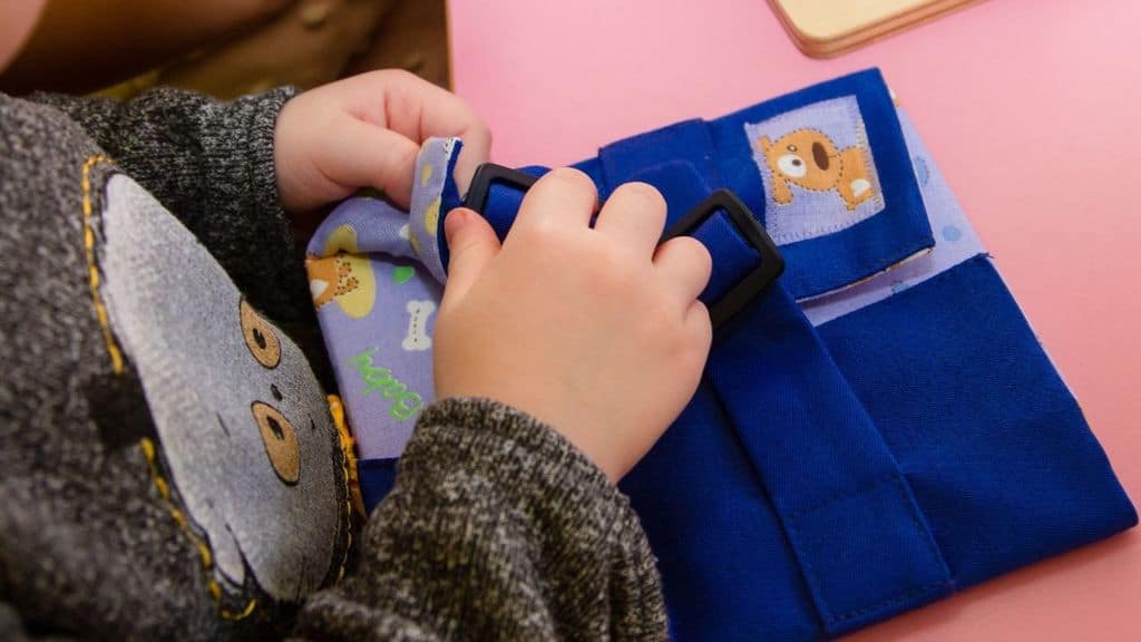 Bimbo intento a fare attività con metodo montessori