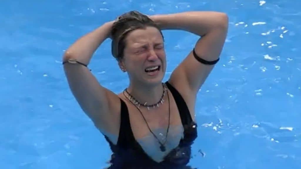 myriam catania piange in piscina