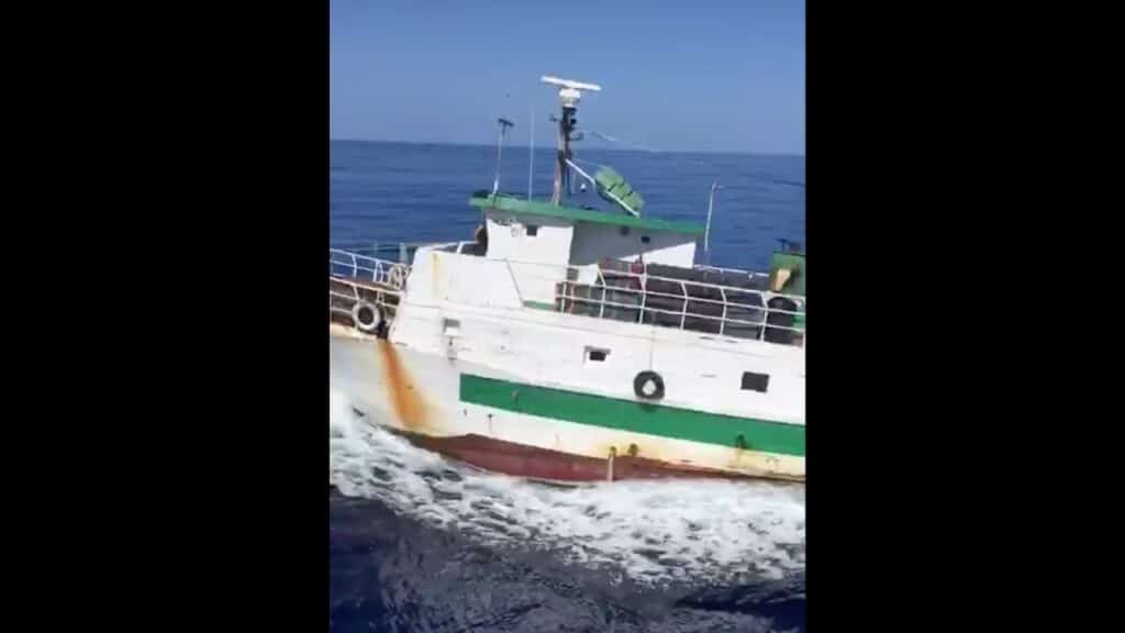 Lampedusa, peschereccio tunisino fugge all’Alt: la Guardia di Finanza apre il fuoco Lampedusa, peschereccio tunisino fugge all’Alt: la Guardia di Finanza apre il fuoco