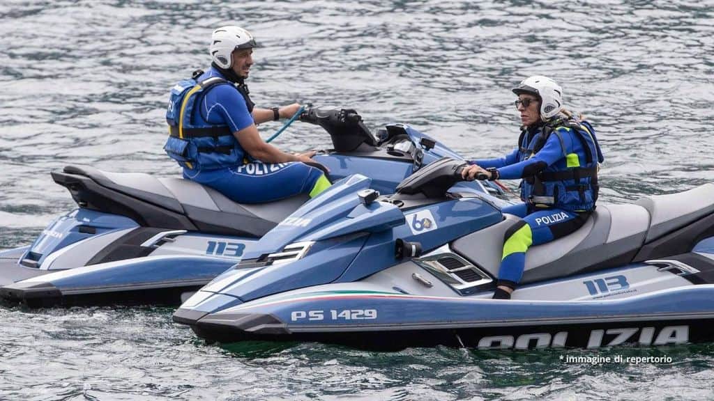 Polizia su moto d'acqua per le ricerche nel lago