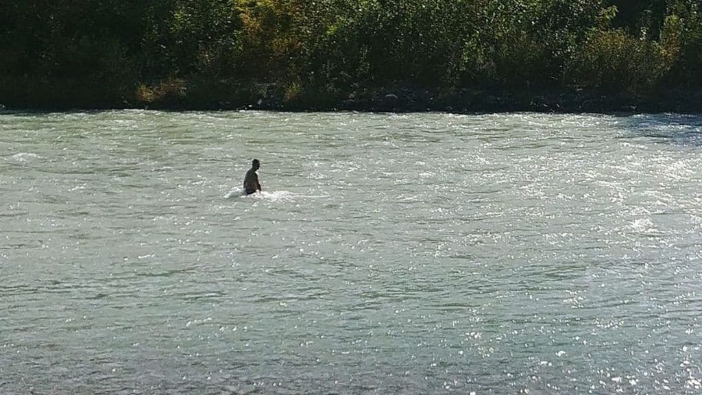 La 16enne Hafsa è scomparsa nel fiume Adda. Il padre si tuffa ogni giorno per cercarla: “Non riesco a smettere”