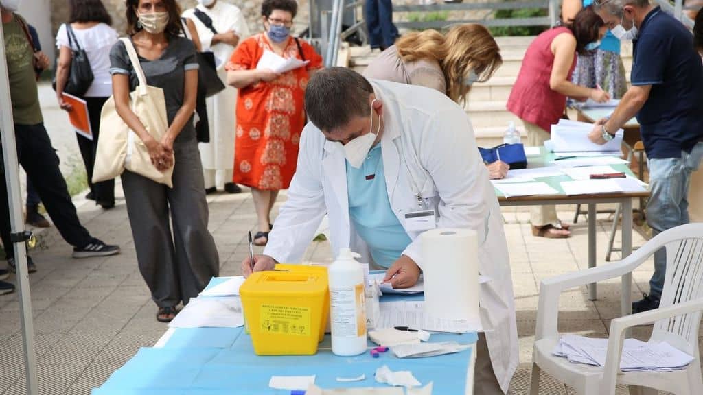medico effettua test sierologici
