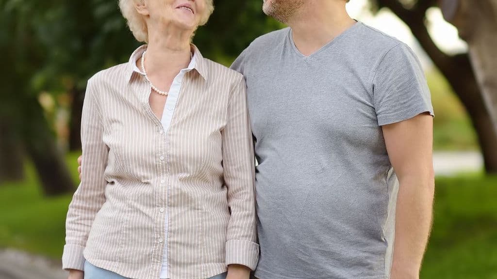 uomo con madre anziana