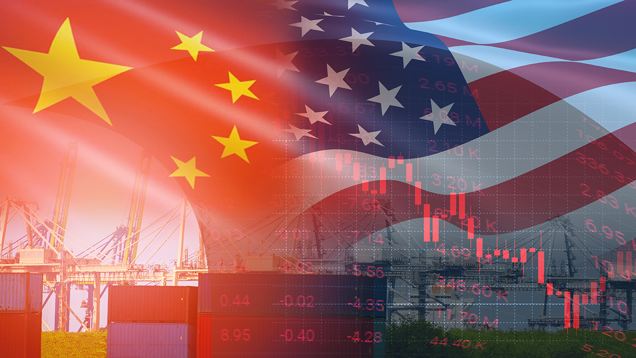 bandiere USA e Cina con container sullo sfondo.