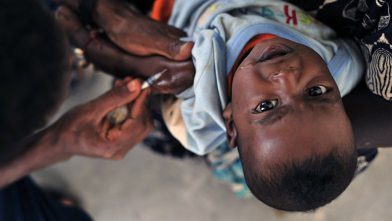Bambino riceve vaccinazione