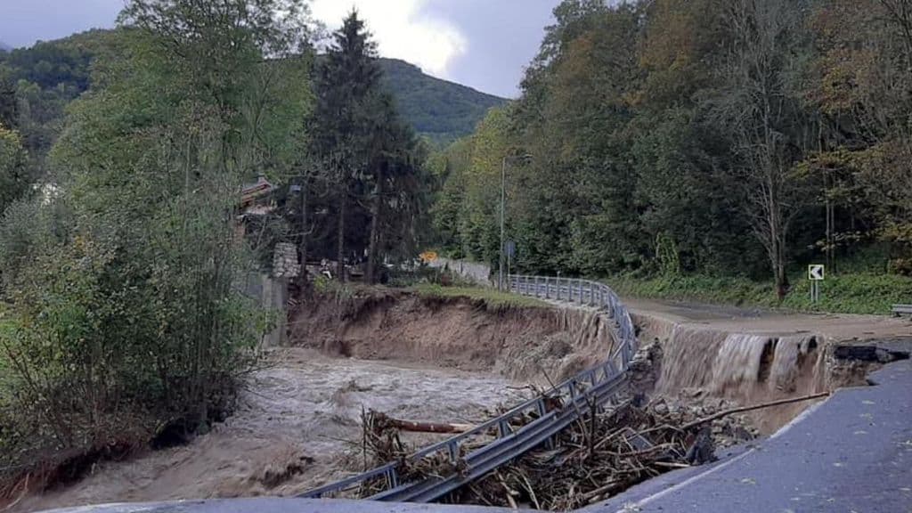 strada distrutta dall'alluvione