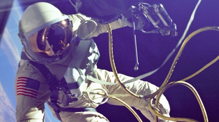 Un astronauta durante un viaggio nello spazio