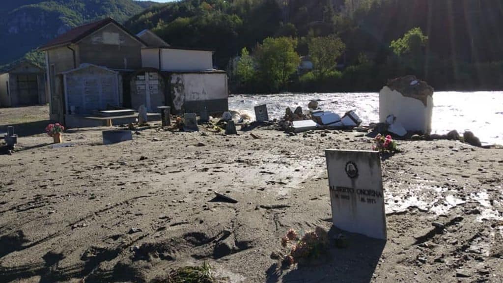 Disastro climatico in Piemonte, il fiume Tanaro porta via con sé le bare dal cimitero di Garessio