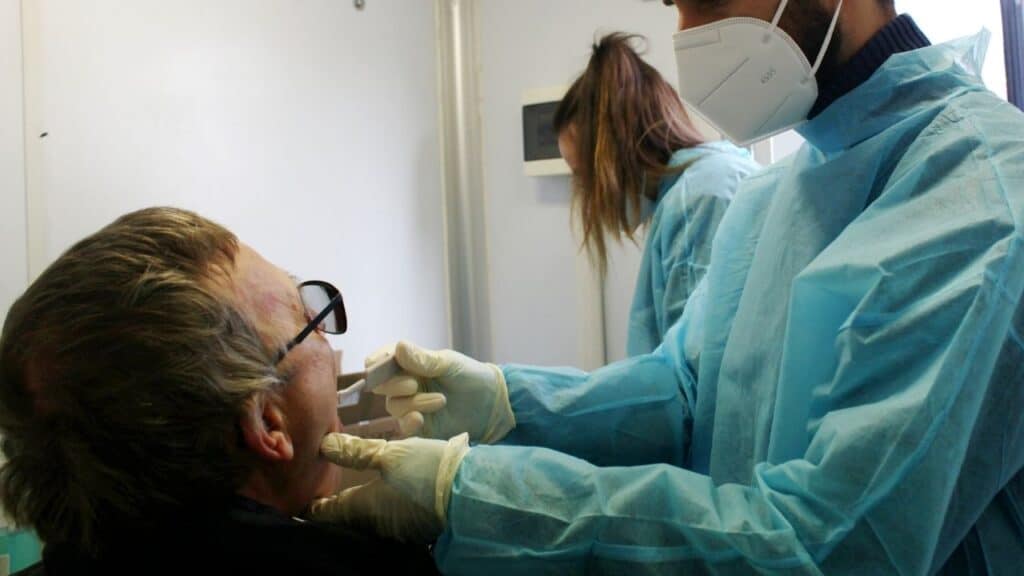 Coronavirus, Italia: i nuovi positivi sono oltre 16mila, 136 i morti Coronavirus, Italia: i nuovi positivi sono oltre 16mila, 136 i morti