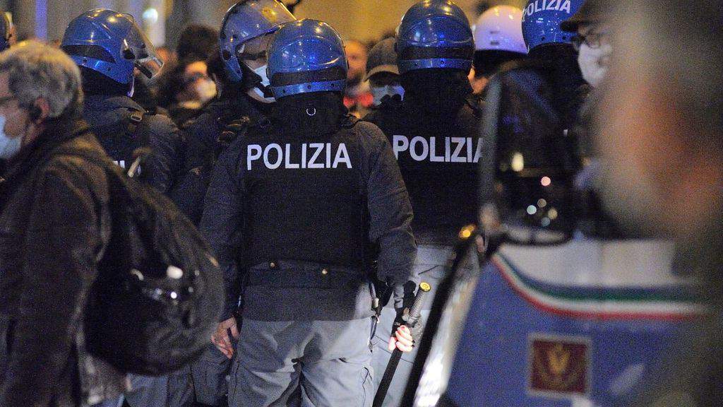 polizia in tenuta antisommossa a Firenze