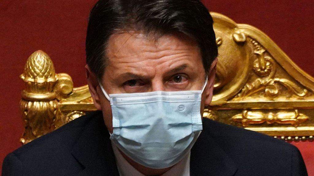 giuseppe conte in primo piano con la mascherina in senato