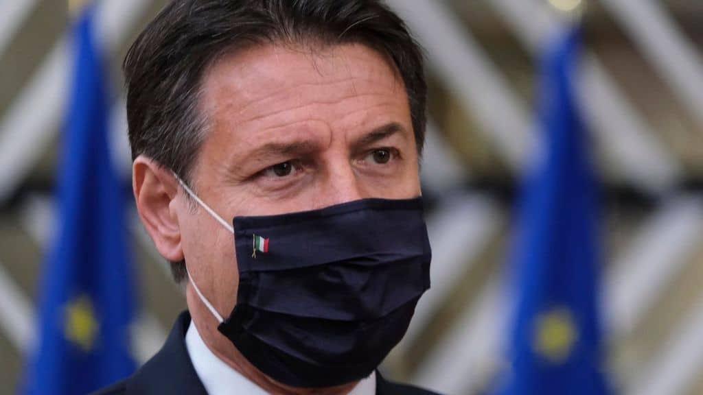 Il Presidente del Consiglio Giuseppe Conte con la mascherina