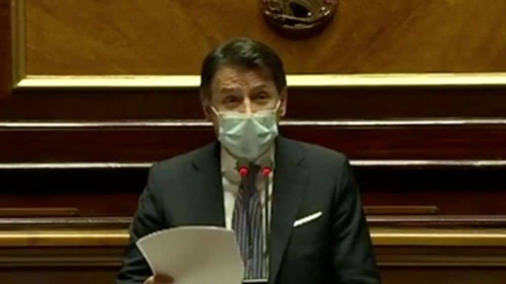 Giuseppe Conte in primo piano in senato