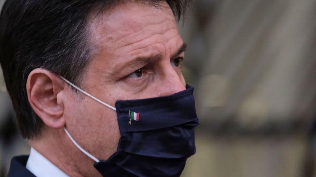 Giuseppe Conte presenta il decreto