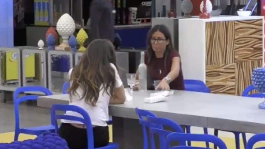 Elisabetta Gregoraci e Dayane Mello sedute a tavola