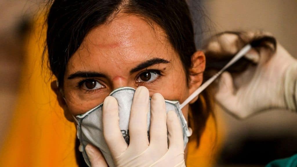 medico si prepara per il turno in terapia intensiva
