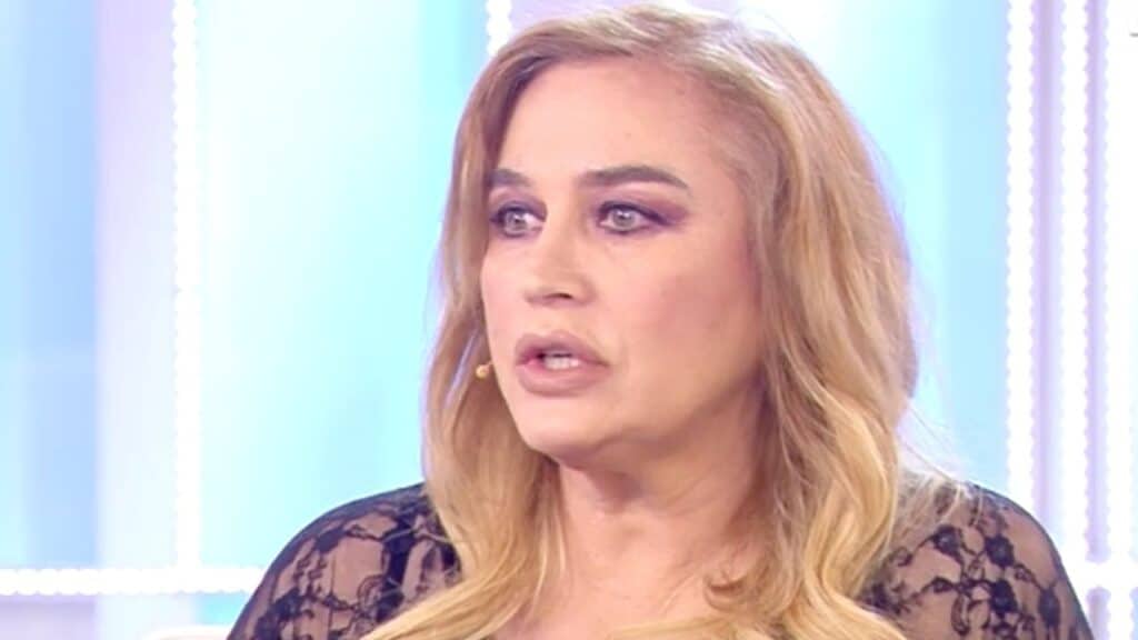 Lory Del Santo umilia Francesco Oppini: “Ha più di 30 anni, coso sono quelle lacrime?” Lory Del Santo umilia Francesco Oppini: “Ha più di 30 anni, coso sono quelle lacrime?”