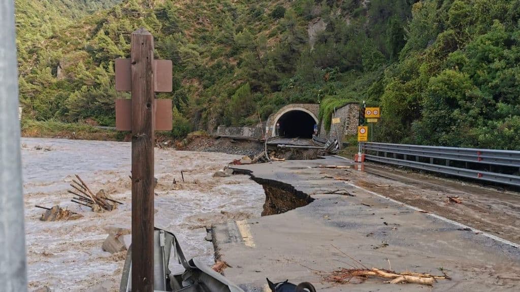 Una strada distrutta dall forza del fiume