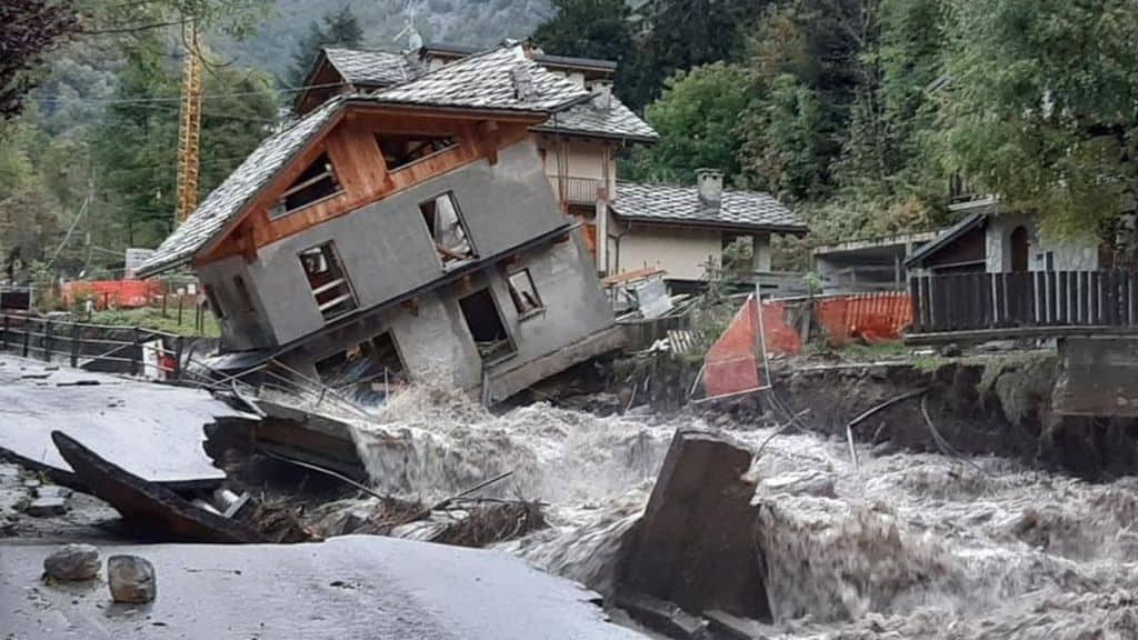 Maltempo, nord Italia devastato. Morto un vigile del fuoco in Valle d’Aosta