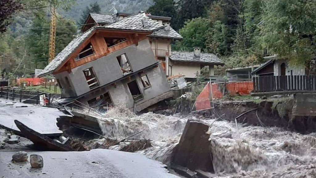 Maltempo al Nord Italia: strade allagate, città sommerse dal fango, disagi dalla Liguria al Piemonte