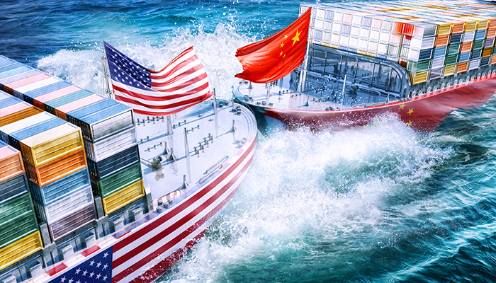 navi container americana e cinese che si scontrano.