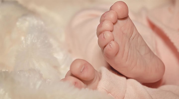Una neonata positiva al covid è stata lasciata in ospedale e la madre si è resa irreperibile
