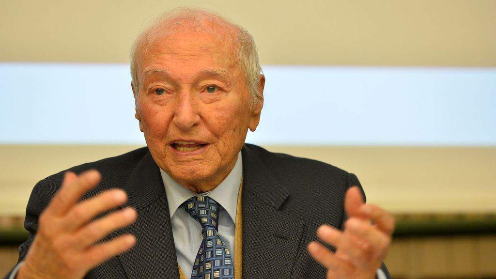 Piero Angela durante un convegno