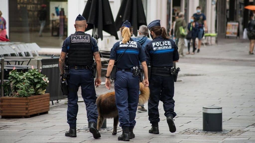 Fermate 9 persone in merito all’omicidio brutale di un professore di storia in Francia. Il presidente Macron condanna la violenza terrorista