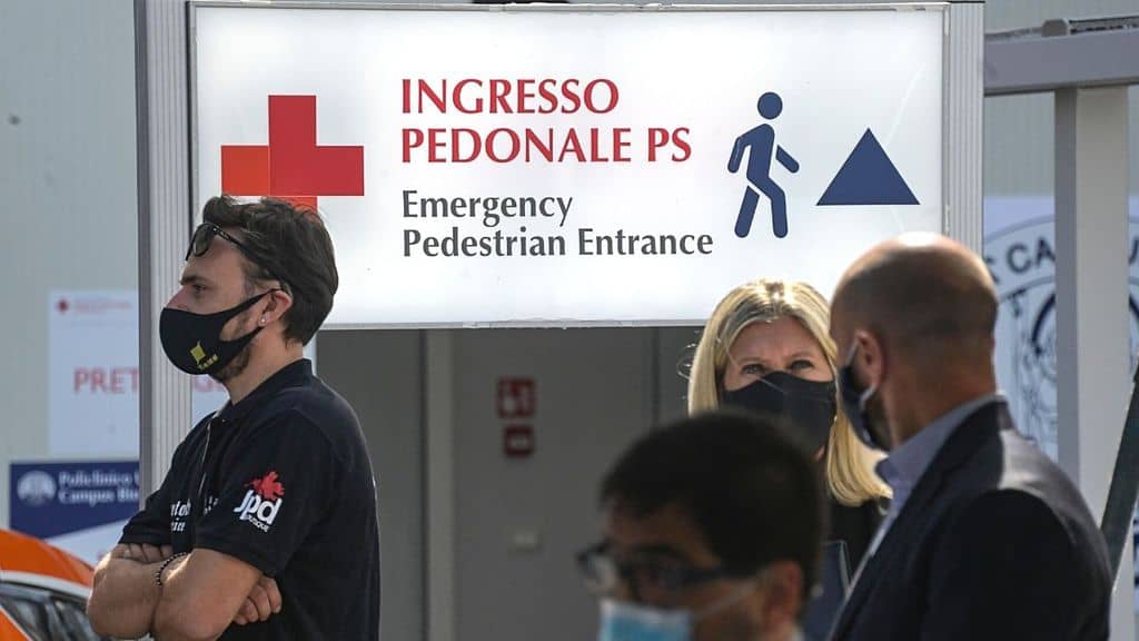 persone in fila al pronto soccorso