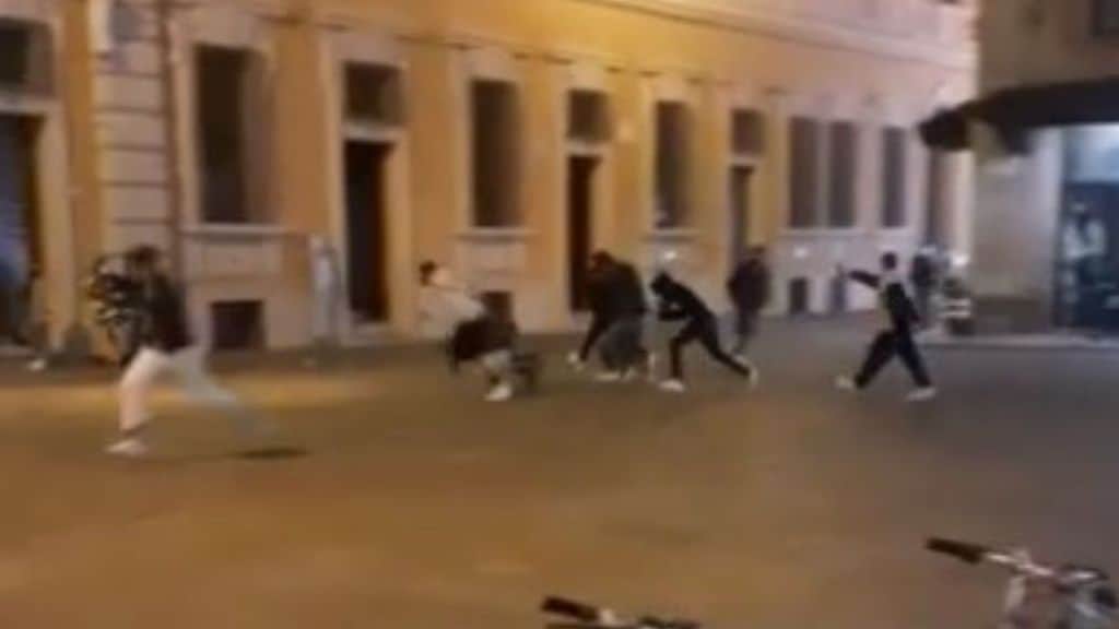 Sparatoria nel centro di Reggio Emilia. 5 giovani feriti