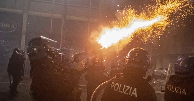 Polizia negli scontri a Milano