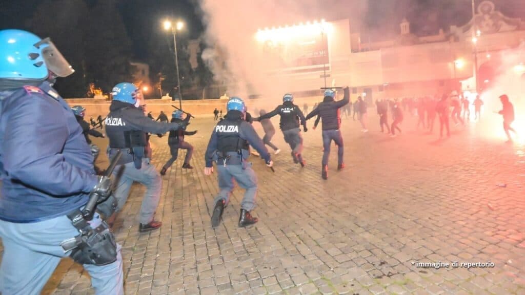 Nuovo dpcm, esplode la protesta: scontri a Milano e Torino Nuovo dpcm, esplode la protesta: scontri a Milano e Torino