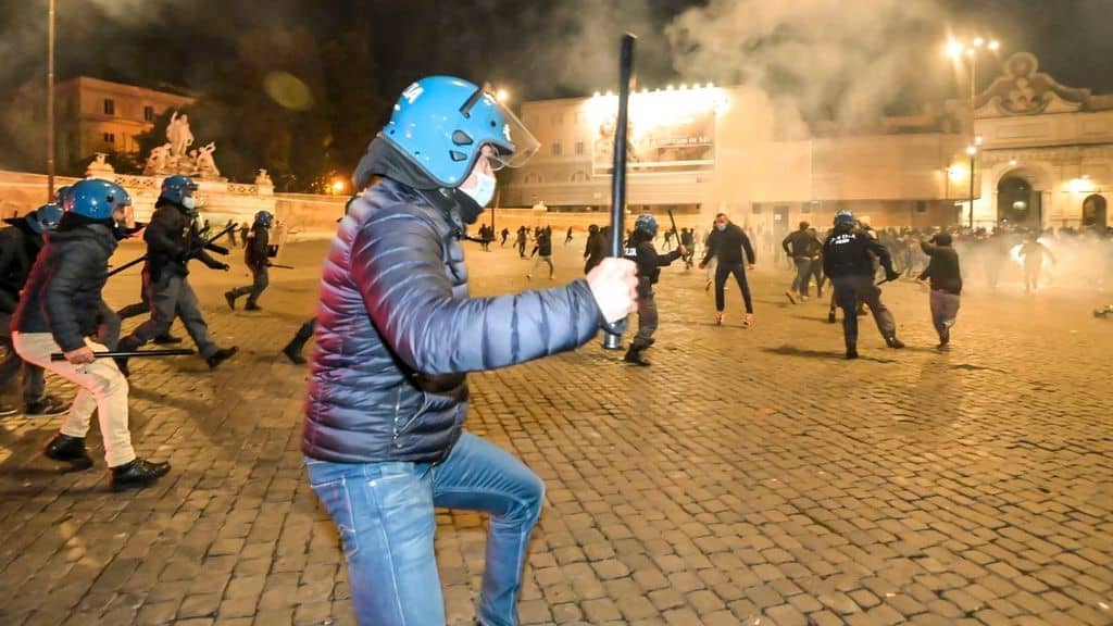 Roma, scontri fra la polizia e il corteo di neofascisti e ultras