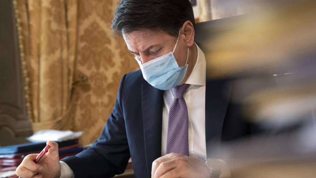 Giuseppe Conte firma il Dpcm